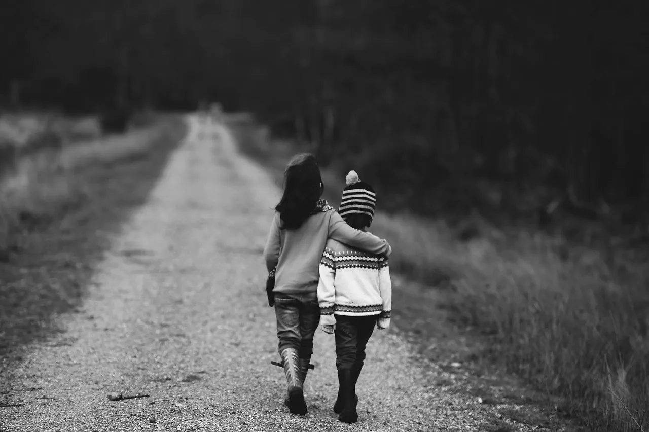 Die dunkle Seite der Freundschaft: Anzeichen, dass eine Freundin insgeheim deinen Misserfolg wünscht