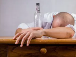 Sucht als Krankheit verstehen: Ursachen, Symptome und Behandlung