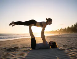Acro Yoga: Mehr als nur Akrobatik – Vertrauen, Verbindung und persönliches Wachstum