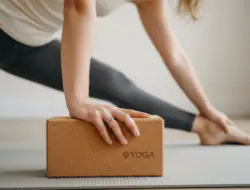 Trikonasana: Die Dreieckshaltung für Stabilität & Weite